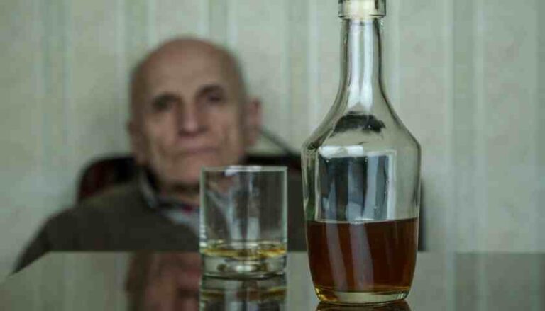 Lee más sobre el artículo Adicciones en la tercera edad: desafíos y claves para la intervención